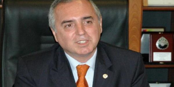 <p><b>35. CELAL SNMEZ-Snmez Holding Ynetim Kurulu Bakan</b></p>  <p><b>2013 cirosu (Milyon TL) 200</b></p>    <p><b>alan says 1700</b></p>    <p><b>Bursa ekonomisine can Verdi</b></p>    Bursa denildiinde ilk akla gelen irketlerden biri olan Snmez Holding?in dmenindeki isim. Bursa?da zellikle tekstil yatrmlar ile tannan Ali Osman Snmez?den bayra devralan Celal Snmez, holdingte dev bir dnm baar ile yrtt. Tekstilde klen, imento, enerji, turizm ve elektronikte ne kan bir grup kimliini yaratt Snmez Holding?te baary yakalad. Yllk 850 milyon TL?ye ulaan cirosu ve yaklak 2 bin kiiye ulaan istihdam ile kentin ekonomisine yn veren Snmez Holding?in dokuz ayr sektrde toplam 28 irketi bulunuyor. Celal Snmez, 1995-2013 yllar arasnda Bursa Sanayi Ticaret Odas?nn da bakanln yrtt.