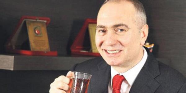 <p><b>23. ALPASLAN KARAKAN-Dou ay Bakan Yardmcs</b></p>  <p><b>2013 cirosu (Milyon TL) 500</b></p>    <p><b>alan says 1560</b></p>    <p><b>Rize'de istihdamn dinamosu</b></p>    Karakan kardelerin gayretleriyle kurulan Dou ay, 25 yl sonra bugn Rize'nin ay tarlalarndan 500 milyon TL ciro karacak noktaya geldi. ayda zel giriimler arasnda ilklerden biri olan Dou ay bu ie 1990 ylnda Rize merkezde at fabrika ile adm att. O gnden bu yana be fabrikaya ve 35 bin ton retim gcne ulat. Geen yl ABD'li gda devi Kraft Foods'un Trkiye aya Kraft Gda'y satn alarak nemli bir sektre daha girdi. Aabeyi Sleyman Karakan'n bakanln yrtt Dou ay'da Alpaslan Karakan hep sat ve pazarlama ilerini stlendi. Dou ay'n bin 560 kiiyi istihdam ettiini kaydeden Karakan, mevsimsel istihdamn da eklenmesiyle beraber bu rakamn 2 bin 650 kiiye kadar ulatn anlatyor.