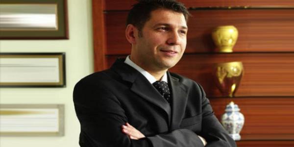 <p><b>12. MEMDUH BOYDAK-Boydak Holding CEO'su</b></p>  <p><b>2013 cirosu (Milyon TL) 6150</b></p>    <p><b>alan says 14000</b></p>    <p><b>TSAD'ta nemli sorumluluk stlendi</b></p>    Boydak Holding'te yakalanan baarnn srlar arasnda hi kukusuz kardeler ve kuzenler aras dayanmann byk pay var. Boydak'n CEO'su Memduh Boydak' bu uyumlu almann iinde ayr koymak gerekir. Grubu yakndan tanyanlar Memduh Boydak'n holding iinde tm ilerin odanda olduunu bilirler. Listeye bu yl giren isimlerden Memduh Boydak, ayn zamanda Boydak Vakf'nn faaliyetlerini de yakndan takip ediyor. Yllk 20 milyon TL'lik bir btesi bulunan vakf zellikle eitim alannda nemli hayr ilerinde bulunuyor. Memduh Boydak ayrca geen yl TSAD ynetimine de girdi ve kuruluun Sosyal Politikalar Komisyonu Bakanl'n da srdryor.