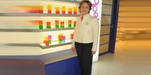 <p><b>33. ESN GRAL ARGAT-Grallar Bakan Vekili</b></p>  <p><b>2013 cirosu (Milyon TL) 860</b></p>    <p><b>alan says 700</b></p>    <p><b>ABD'yi radarna ald</b></p>     dnyasnda kadnlarn topuk sesleri her geen gn daha da ykselirken, Anadolu?da bu yndeki admlarn hala ok ar olduunu sylemek yanl olmaz. Anadolu?nun en etkin 50 i insan aratrmamza adn yazdran iki i kadnndan biri olan Esin Gral Argat?n bu baarsnda, sadece Ktahya?daki almalar deil, TSAD?da ynetimde ald grevlerin etkisi de yksek. Gral Ailesi?nin Ktahya?daki etkinliini, TSAD apkasyla globale tamay baaran Esin Gral Argat, tesislerinde gnde ortalama 2 bin rn reten Grallar markasn 130 lkeye tad. Markann yurtd performansn ok nemseyen ve performanstan memnun olan Esin Gral Argat?n son dnemlerde zellikle ABD pazarn radarna aldn syleyelim.