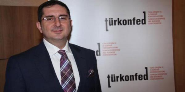 <p><b>42. ERDEM ENESZ-Ece Holding Ynetim Kurulu Bakan</b></p>  <p><b>2013 cirosu (Milyon TL) 285</b></p>    <p><b>alan says 720</b></p>    <p><b>orum'da ece markas dodu</b></p>    Ece orum?dan kan Trkiye?nin en baarl irketlerinden biri. irketin yks 1965 ylnda balyor. enesiz Ailesi?nin tula ve kiremit alannda baladklar retim maceralar, Trkiye?nin birok yerinde kurduklar tesislerle devam ediyor. Bugn inaat malzemeleri, makine imalat ve gayrimenkul ynetimi alanlarnda bnyesinde 10 irket bulunan Ece Group, iki lkede toplam yedi retim merkezi ile 87 bin metrekare kapal alanda retim yapan ve 920 kiiye istihdam salayan bir sanayi grubuna dnm durumda. En byk ihracat pazar AB lkeleri olan irket, bu yl 30 milyon dolarlk ihracat hedefliyor. Geen ylki 150 milyon liralk cirosunu da bu yl 200 milyon liraya ykseltmeyi planlyor.