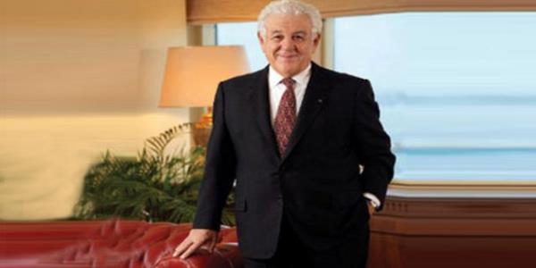 <p><b>49. ERDOAN ATAY-Atay Holding Onursal Bakan</b></p>  <p><b>2013 cirosu (Milyon TL) 200</b></p>    <p><b>alan says 600</b></p>    <p><b>Aydn'da itibarl holding yaratt</b></p>    Erdoan Atay, madencilik sektrnn duayenlerinden biri. Bugn oullaryla birlikte alan Atay, Atay Holding?in onursal bakan olarak, i dnyasndaki yarm asrlk tecrbesini onlarla paylayor. 1910 ylnda kmr iletmecilii ile ticari faaliyetine balayan Atay Holding, bugn madencilik sektrnde kmr ve mermer, tarm sektrnde zeytin, incir ve zm yetitiricilii, gda sektrnde zeytinya reticilii, ticaret sektrnde akaryakt bayilii, sigorta sektrnde sigorta aracl konularnda yatrmlaryla faaliyetlerini srdryor. Holdingin toplam cirosu 200 milyon TL, alan says ise 600.