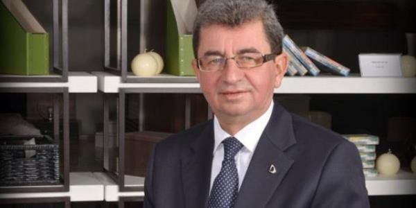 <p><b>30. DAVUT DOAN-Doanlar Ynetim Kurulu Bakan</b></p>  <p><b>2013 cirosu (Milyon TL) 275</b></p>    <p><b>alan says 1200</b></p>    <p><b>anakkale'den marka kard</b></p>    Listeye yeni giren i insanlarndan biri olan Davut Doan, Dota' 1987 ylnda alt kardeiyle birlikte kurdu. Trkiye'nin nemli mobilya markalarndan biri haline gelen Dota, 2013' yzde 10 byyerek 275 milyon TL ciroyla kapatt. 2014'te ise yzde 45'lik byme hedefleniyor. Mobilyann dnda, enerji, gda, inaat ve turizm olmak zere be farkl sektrde faaliyet gsteren Doanlar Yatrm Holding ve grup irketlerinde bin 200 kii alyor. irket, sosyal sorumluluk projeleri de gelitiriyor. Davut Doan, memleketi Biga?ya sosyal ve evreci projelerle katkda bulunuyor. Biga'da babasnn adna orman ve Ali Doan renci Yurdu'nu yaptran Doan, annesinin adna da Aye Doan Kz Meslek Lisesi'ni kurdu. Tiyatro ve mzik alannda almalar yapan Doan, 2013'te 6 milyon dolar