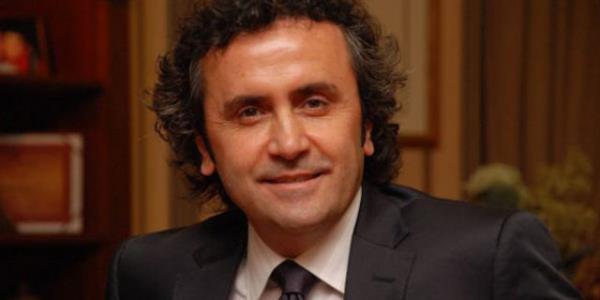 <p><b>44. ENOL ANKAYA-Yeim Tekstil CEO'su</b></p>  <p><b>2013 cirosu (Milyon TL) 522</b></p>    <p><b>alan says 4000</b></p>    <p><b>Sanata da destek oluyor</b></p>    Yeim Tekstil, Trkiye?nin en byk tekstil irketlerinden biri. Bugn 275 milyon dolarlk cirosuyla 4 bin kiiye istihdam salyor. Bursa?da yeeren ve dnyaya yaylan Yeim Tekstil?in baar yksnn arkasnda ise ikinci kuak olarak iin bana getiinde risk almaktan ekinmeyen enol ankaya var. Yeim Tekstil, Burberry, Hugo Boss, Nike, Esprit ve Zara gibi dnya devlerine retim yapyor. Proje bazl birok sosyal sorumluluk almasna destek veren ankaya?nn uzun soluklu  projesi bulunuyor. 2003 ylnda kurulan Yeimspor, altyapdan gelecein basketbolcularn yetitiriyor. Ayrca Yeim Tekstil 2006 ylndan bu yana Trk Eitim Vakf (TEV) ile birlikte baarl genlere burs veriyor.