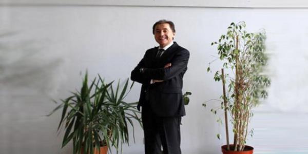 <p><b>45. OKTAY MERSN-Sadk Grup Bakan Yardmcs</b></p>  <p><b>2013 cirosu (Milyon TL) 477</b></p>    <p><b>alan says 405</b></p>    <p><b>En son tarma girdi</b></p>    Baba rfan Mersin?in temellerini att Sadk Grup, Denizli merkezli faaliyetlerini drt koldan devam ettiriyor. Otomotiv, akaryakt, sigorta ve en son girilen tarm alanndaki yatrmlar ile 400?n zerinde alana istihdam yaratyor. Bu yln banda grupta bir idari deiim oldu. Uzun sredir grubun bakanln yrten Oktay Mersin, koltuunu kardei Turgay Mersin?e brakt. Denizli?de ok sayda hayr kurumunda imzas bulunan irketin dkme mazot bata olmak zere akaryakt sahasndaki etkin almalar yalnz memleketinde deil, Trkiye?nin drt bir yannda hzl bir byme ierisinde. 2013?te 477 milyon TL ciro elde eden Sadk Grubu?nda son adm att tarm da dahil 405 kii alyor.