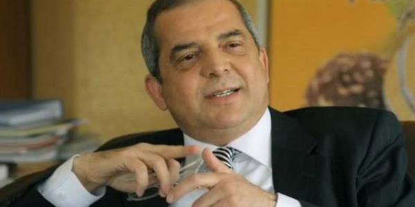 <p><b>40. SAM ZDA-Saray Holding Ynetim Kurulu Bakan</b></p>  <p><b>2013 cirosu (Milyon TL) 550</b></p>    <p><b>alan says 2000</b></p>    <p><b>Karaman Biskvi Krall'nn ncs</b></p>    Karaman?n biskvi kenti olarak anlmasnda Saray markasnn byk katks var. Karaman?dan dnyann 80 lkesine alan Saray markasnn kurucusu Sami zda?n bugn 550 milyon lira ciroya ulaan holdinginin temelinde ise babasndan ald ticari dersler bulunuyor. Karaman?n kylerinde peynir, bal gibi gda rnlerinin ticaretini yapan baba Kamil zda, ocuklarnn en byk esin kayna oluyor. Kardelerin ortak abalaryla geen 30 yln ardndan bugn 2 bin alanl bir holdinge uzanan baary Sami zda, ?Bugn biskvi alannda markal rnler iinde ilk  firmadan biriyiz? diye anlatyor. Karaman?n en byk biskvi ve ikolata yatrmcs. Pek ok kuruluun daha bu sahaya girmesine n ayak oldu.