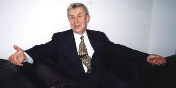 <p><b>15. BRAHM ORHAN-Orhan Holding Onursal Bakan</b></p>  <p><b>2013 cirosu (Milyon TL) 1770</b></p>    <p><b>alan says 7500</b></p>    <p><b> ktada 7 bin 500 alan var</b></p>    brahim Orhan'n temellerini 1972 ylnda att Orhan Holding, bugn otomotiv yan sanayinin en nemli irketlerinden biri. Bursa'daki etkin yatrmlar ile otomobil ikolunun gelimesinde nemli katklar oldu. Renault fabrikasnda antiye eflii yapt srada otomotiv sektr ile tanan ve  kiiyle Teknik Malzeme irketini kuran Orhan, bugn  ktada 7 bin 500 alan ve 43 irketi olan 1 milyar dolar cirolu bir irketin onursal bakan. Getiimiz yl Fransa tarafndan Legion d'Honneur nvan ile dllendirilen Orhan, Bursa ekonomisinin en nemli figrlerinden biri. Orhan Holding'in ynetim kurulu bakanln 1995 ylnda olu Murat Orhan'a brakan Orhan, aktif alma hayatna son verdikten sonra zamannn byk ksmn kurucusu olduu Orhan Eitim ve Kltr Vakf'na ayryor.