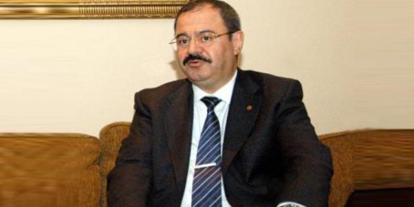 <p><b>18. ADL KONUKOLU-Gaziantep Sanayi Odas Bakan</b></p>  <p><b>2013 cirosu (Milyon TL) 7030</b></p>    <p><b>alan says 14000</b></p>    <p><b>ki dnemdir bakanlk yapyor</b></p>    Be kardeten oluan Konukolu Ailesi'nin i yaamndaki baarlarnn temeli kardelik banda yatyor. Holdingte aldklar sorumluluklarna sonuna kadar bal olan kardelerden Adil Konukolu, bir baka apkas ile de ayrcalkl bir yere sahip. Adil Konukolu, Gaziantep Sanayi Odas bakanl grevinde ikinci dnemini yayor. Konukolu, 1987'de Sanko Tekstil'de alma hayatna balad. 1999-2006 yllar arasnda Sanko Holding'te CFO olarak grev yapt. 2006?dan itibaren Sanko'da okul, hastane, imento, tekstil (iplik-havlu) grup bakanl grevlerini de yrtt. eitli dernek ve vakflarda aktif grevler almas da Adil Konukolu'nu etkin i insanlar arasna soktu.