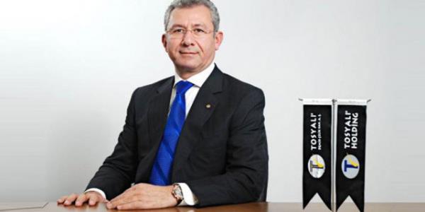 <p><b>4. FUAT TOSYALI-Tosyal Holding Ynetim Kurulu Bakan</b></p>  <b>2013 cirosu (Milyon TL) 5900</b>    <p><b>alan says 5000</b></p>    Osmaniye'den Kuzey Afrika'ya Fuat Tosyal, babasnn dokuz metrekarelik soba-boru imalat dkkanndan Trkiye'nin en byk demir elik irketlerinden birini yaratt. Adana, Osmaniye, skenderun ve Hatay' iine alan blgede 4 bin kiiye istihdam salayan dev bir irket kurdu. 2010 ylnda Trk zel sektrnn ilk yass elik retim tesisi olan Toselik Yass elik retim Tesisleri'ni hayata geirdi. 2012'de Japon elik devi Toyo-Kohan ile gerekletirdii ortaklkla dnya pazarlarndaki arln artrd. Ardndan Karada'da demir elik reticisi Zelijezara AD Niksic'i de bnyesine katt. Fuat Tosyal, "Bu fabrikalardaki retimin tamamn AB'ye ihra edeceiz" diyor. 2013'te Cezayir'de alan fabrikasyla bin kiiye istihdam salayan ve 1 milyar dolar ciro hedefi koyan Tosyal, Kuzey Afrika pazarna ynelik ylda 1 milyon 250 bin ton sv elik retimi gerekletirecek. Tosyal, yalnzca dev yatrmlar ile deil sosyal sorumluluk projeleri ile de takdir topluyor. zellikle kimsesiz ve yardma muhta ocuklar iin hizmete soktuu okul ve i merkezleri ile 2007 ylnda TBMM tarafndan stn Hizmet Madalyas ile onurlandrld.