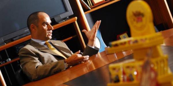 <p><b>16. FRUZHAN KANATLI-Eti Ynetim Kurulu Bakan</b></p>  <p><b>2013 cirosu (Milyon TL) 1860</b></p>    <p><b>alan says 5000</b></p>    <p><b>Eskiehir Eti ile zdeleti</b></p>    Eti irketler Grubu'nun ynetim kurulu bakan olan Firuzhan Kanatl, Eskiehir'in en nemli i insanlarndan biri. Kanatl, 1989 ylnda aile irketi olan Eti Gda'nn merkezinde almaya balad. Gruptaki pek ok irkette farkl grevler aldktan sonra 2006 ylnda ynetim kurulu bakanln stlendi. Yedi fabrikas ve 5 bini akn alan bulunan Grup, sosyal sorumluluk almalarna da byk nem veriyor. Kanatl, bu almalarda en ok nem verdikleri noktalardan birinin sreklilik olduunun her frsatta altn iziyor. mza attklar uzun vadeli almalarn nesiller boyunca etkili olacan bilmenin kendilerine mutluluk verdiini sylyor.