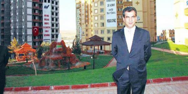 <p><b>17. BRAHM ERDEMOLU-Erdemolu Holding Ynetim Kurulu Bakan</b></p>  <p><b>2013 cirosu (Milyon TL) 1900</b></p>    <p><b>alan says 6979</b></p>    <p><b>Gaziantep'e bir sektr kazandrdlar</b></p>    Babalarndan aldklar i dsturunu en iyi ekilde deerlendiren Anadolu giriimcilerinin iinde brahim Erdemolu'nun da aralarnda bulunduu drt kardei rahatlkla sayabiliriz. Baba Mehmet Erdemolu'nun 1970'de adm att hal ve dokuma alannda, Gaziantep?i dnya hal ss yapacak kadar titiz ve disiplinli bir alma yrttler. Memleketleri, dnya makine hal sektrnn yzde 30?unu tek bana srtlyorsa onlarn emei ok byk. Dnyada tek merkezde en byk makine hal retim tesisine sahip Erdemolu'nun i dnyasna ve 7 bine yakn alanna dnk zgn desteklerini ise 58?inci sayfamzdaki ynetim haberimizde okuyabileceksiniz.