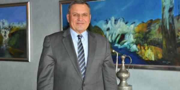 <p><b>25. HSEYN ZDLEK-zdilek Holding Ynetim Kurulu Bakan</b></p>  <p><b>2013 cirosu (Milyon TL) 1200</b></p>    <p><b>alan says 5500</b></p>    <p><b>Havlunun nc markas oldu</b></p>    Hseyin zdilek, 1967 ylnda 30 metrekarelik bir perakende maazas olarak kurduu irketini bugn tekstilden inaata kadar farkl alanlarda faaliyet gsteren 1 milyar TL cirosu olan bir holding haline getirdi. Bursa'daki tesislerinde tekstil retimi yapmann yan sra Trkiye'nin farkl noktalarnda AVM yatrmlar da bulunan irketin, ayn zamanda 3 bin balk bir hayvanclk yatrm da var. 5 bin 500 kiiye istihdam salayan irketin 2014 ciro hedefi 1,2 milyar TL'ye ulamak. Bursa'nn yan sra Tokat, Afyon, Eskiehir gibi illerde okullar yaptran zdilek, uzun yllar Bursa Ticaret ve Sanayi Odas'nn ynetim kurulunda alt. imdi ise Tema Vakf'nn mtevelli heyetinde yer alyor.