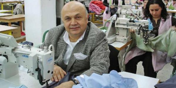 <p><b>11. CEMALETTN SARAR-Sarar Giyim Onursal Bakan</b></p>  <p><b>2013 cirosu (Milyon TL) 350</b></p>    <p><b>alan says 5000</b></p>    <p><b>Spora da destek oluyor</b></p>    Sarar, bugn ABD'den Rusya'ya kadar pek ok lkede 253 maazasyla hizmet veriyor. Uzun yllar Sarar'a olduu kadar yrtt oda bakanlklar ile memleketi Eskiehir'e de nemli hizmetlerde bulunan Cemalettin Sarar, birka yl nce ynetim kurulu bakanl koltuundan Sarar Giyim Onursal Bakanl'na geti. Sosyal sorumluluk projeleri kapsamnda pek ok okul yaptran Sarar, spora da destek veriyor. 1995 ylnda Cemalettin Sarar, Celaleddin Sarar, Sabahattin Sarar, Alaattin oban ve nal Altn nderliinde kurulan Sarar Spor Kulb, bugn 600'e yakn lisansl sporcusu ve Alaattin oban bakanlndaki kadrosu ile yedi farkl spor dalnda faaliyet gsteriyor.