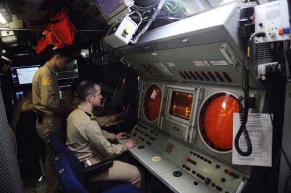 ou zaman kitap okuyan, mzik dinleyen personelin en yakn dostlarndan biri de minik akvaryumdaki ss balklar...