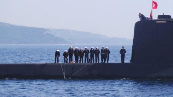 <p><b>anakkale'de Dumlupnar ehitlerine anma</b></p>  anakkale Boaz'nda, 4 Nisan 1953'te Nara Burnu nlerinde sve bayrakl Naboland adl gemiyle arptktan sonra batan Dumlupnar denizaltsnda ehit olan 81 denizci iin anma gerekletirildi.