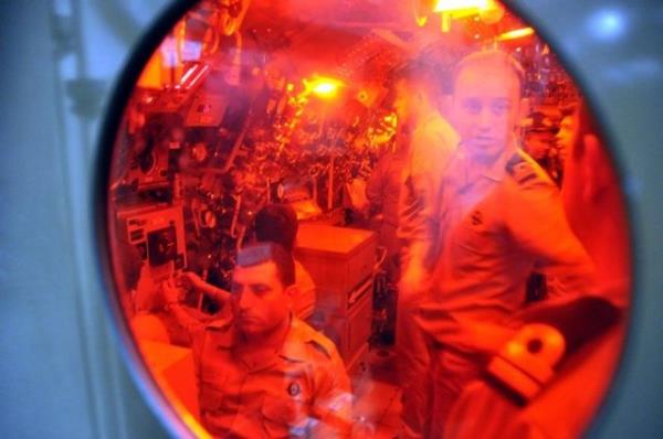 <p><b>SAVA HAREKAT MERKEZ</b></p>  "Gr" snf bir denizaltnn te ikisi motor dairesinden oluuyor. Gnlk hayatn devam ettii alannn tamam ise yaklak 35 metrekare.