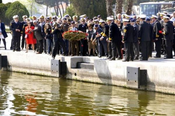 anakkale Boaz ve Garnizon Komutanl'nn bando ekibince marlar alnmasnn ardndan "TCG 18 Mart" denizaltsna geen katlmclar, "TCG Dumlupnar"n 61 yl nce batt noktaya gidip denize elenk brakt.