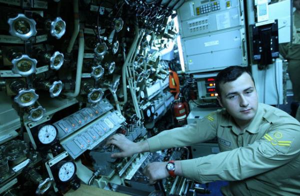 Garip ama gerek: Denizalt personelinin su altnda geirdii 50 gnde grebildii tek balk, akvaryumdaki Japon ve Lepistes....