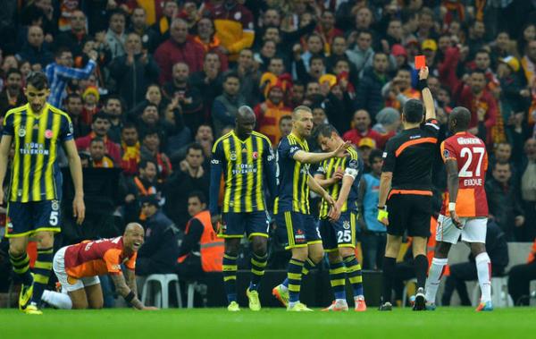 - Ben anlamadm olay, Sar kartn hakl olmas iin illa Melo'nun ayann krlmas m gerekiyodu . Emrenin topla alakas yok, NET SARI!