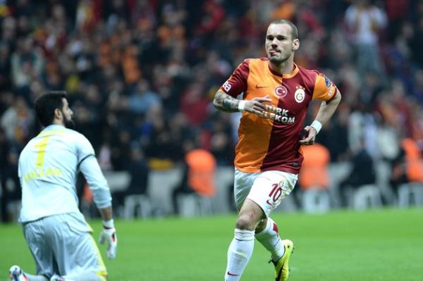 Sneijder'den Volkan Demirel'e: "Glmse ekiyorum."