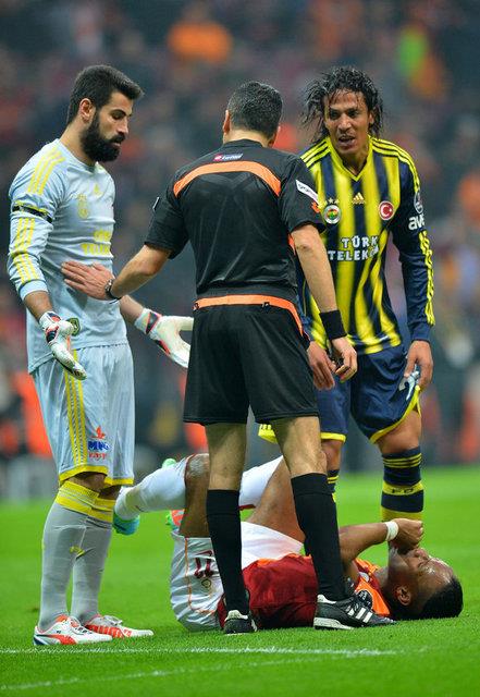 - Emre ve Melo'nun karlkl oynamas her hakemin kabusu olsa gerek. Ben olsam batan ikisine de krmzy akarm.
