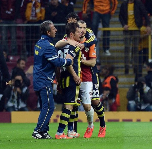 - Emre'nin hareketi sar kart ve doru. ama Melo sahada kalyorsa herkes kalr be...