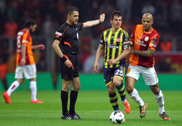 Hzn almayan Blent Yldrm evlerinde ma izleyen taraftarlara da sar kart gstermeye balam