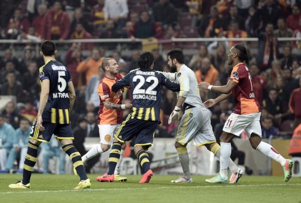 Sneijder yrek yemi, Volkan?n zerine yryor