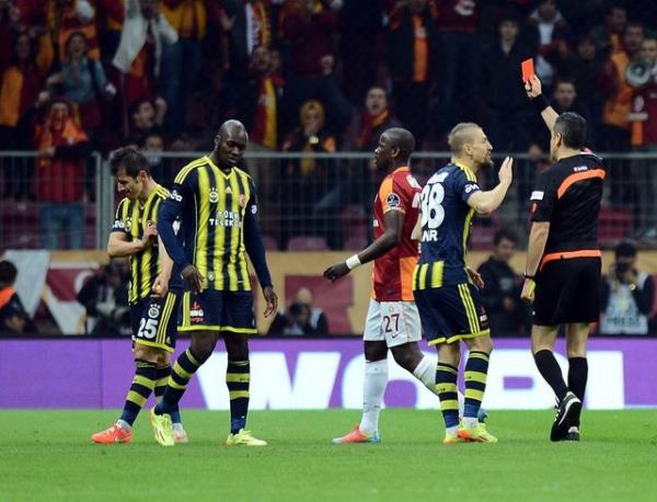 - Melo da Emre de bizim hakettiimiz futbolcular maalesef. Hi yle knama mesajlar atmayn. Toplum ahlak baznda km durumdayz...