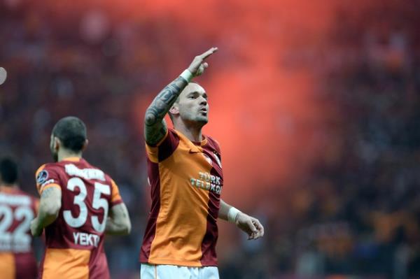ampiyon olucam diye sevinirsin, Sneijder gelir bir atar, hevesin kaar