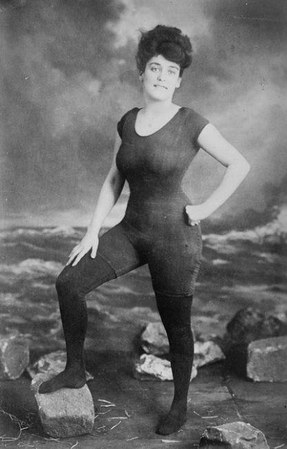 Kadnlarn tek para mayo giyme hakkn savunan Annette Kellerman. Fotoraftan sonra ahlakszlk gerekesiyle tutuklanm.