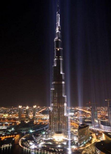Dnyann en yksek binas Dubai?deki Burj Khalife?dir. Ykseklii 828m ve 160 katldr.