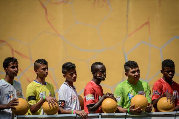 Rio'da Sokak ocuk Dnya Kupas. Takm kaptanlar soldan saa Pakistan, Msr, Brundi, Nicaragua ve Mauritius'tan. Yasuyoshi Chiba - AFP