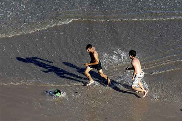 Dnya Kupas'na az bir sre kald. Ev sahibi ehirlerden Recife'de yer alan Boa Viagem Sahili'ndeyiz. Paulo Whitaker - Reuters