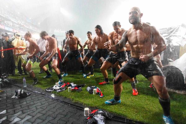 Hong Kong'ta bir rugby turnuvas. Yeni Zelandallar kupay gelenekselleen Haka dansyla kutluyorlar. Tyrone Siu - Reuters