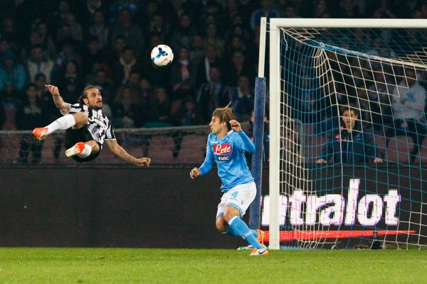 Juventus'un rakibi Napoli. Pablo Daniel OSvaldo voleye kalkyor. Ciro De Luca - Reuters