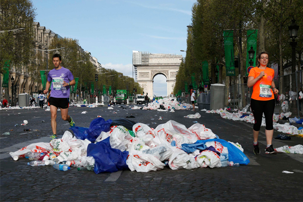 38'inci Paris Maratonu'nda koucular zaman zaman p ynlaryla kar karya geldiler. Gonzalo Fuentes - Reuters