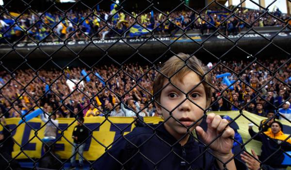 Arjantin'de Superclasico zaman. Boca Juniorslu gen taraftar, River Plate man byk dikkatle izliyor. Marcos Brindicci - Reuters
