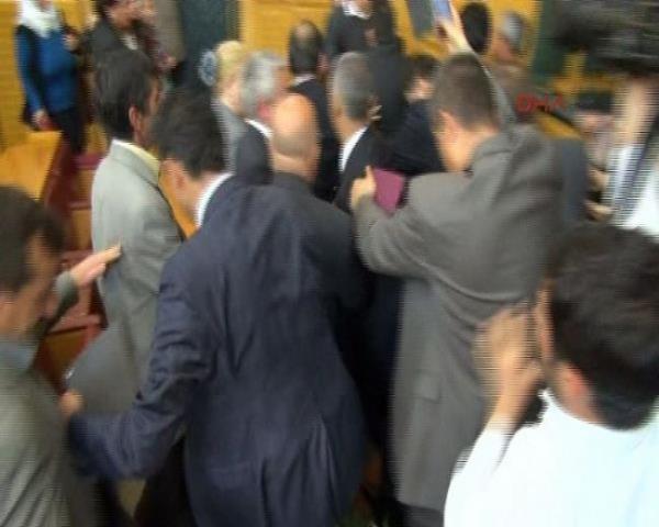 Kldarolu saldr sonras 'Herkesi skunete davet ediyorum. Demokrasi yolu engellerle doludur. Bu CHP liderine yaplan ilk saldr deildir. Yumrukla geri adm atmayz dedi.