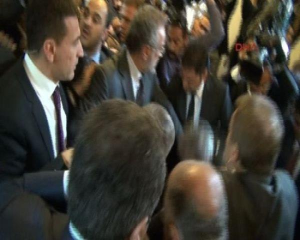 Kldarolu grup toplantsna girerken, BDP?lilerle el skt anda bir ahsn yumruklu saldrsna urad. Meclis polisi, saldrgan bir odaya kapatmaya alyor. Kldarolu'nun saldr srasnda gzl krld.