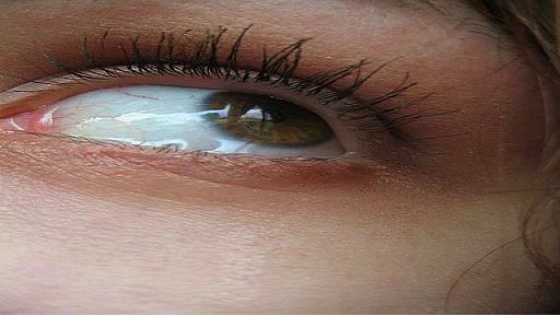 <p><b>9. Kuruduunda gzleriniz sulanr</b></p>  Gzya  farkl bileenden oluur; ya, mukus ve tabii ki su. Eer bu bileenler doru miktarlarda olmazsa gzleriniz kuruyabilir. Bu tr bir kurulua tepki olarak beyniniz daha fazla gzya retir.