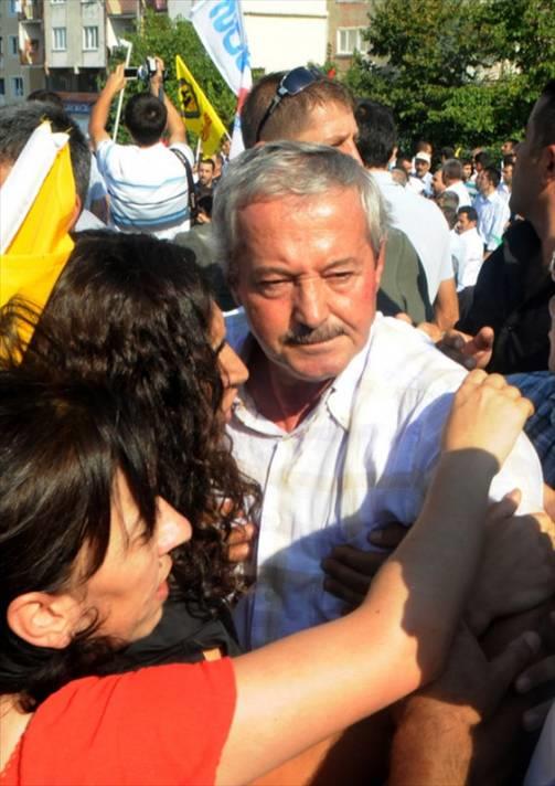 <p><b>AKIN BRDAL</b></p>   Yine gemite Bar ve Demokrasi Partisi (BDP) eski Diyarbakr Milletvekili Akn Birdal, partisinin Bursa'da dzenledii ''Referandum iin Boykot'' mitinginde konuurken, bir kiinin saldrsna uramt.