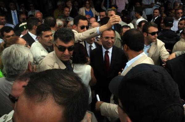 <p><b>BEKR BOZDA</b></p>   Siyasilere ynelik yaplan en son saldr geen yl Hacbekta Anma, Kltr ve Sanat etkinliklerine katlan dnemin Babakan Yardmcs Bekir Bozda'a yaplmt. Etkinlikte yapt konuma sonras protokol tribnndeki yerine giderken Bozda, Kahramanmara'n Pazarck ilesinde yerel gazetecilik yapt belirtilen 34 yandaki H.S'nin (Hseyin Sat) yumruklu saldrsna uramt.