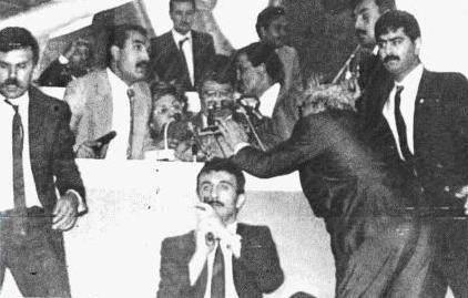 <p><b>Turgut zal</b></p>   Babakan Turgut zal'a 1988 ylndaki ANAP Kongresi srasnda Kartal Demira tarafndan ate edildi. Parmandan yaralanan zal, suikast giriimi sonras tekrar krsye karak konumasn tamamlad.