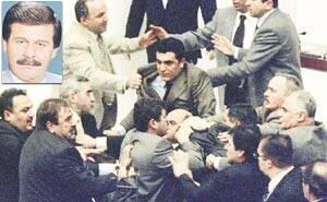 TBMM&#8217;de i tzk grmeleri srasnda kan kavgada MHP el milletvekili Cahit Tekeliolu, DYP anlurfa milletvekili Fevzi hanlolu yumruk att. Kalp krizi geiren hanlolu, hayatn kaybetti. Tekeliolu olayla ilgili yarglanp 3 yl hapse mahkum oldu.