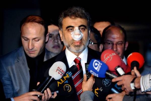 <p><b>TANER YILDIZ</b></p>   rnak'ta jandarmaya ait sivil minibse yaplan silahl saldrda ehit olan Jandarma Kdemli Yzba Levent etinkaya'nn Kayseri'deki cenaze trenine katlan Enerji ve Tabii Kaynaklar Bakan Taner Yldz da 2010 ylnda bir kiinin yumruklu saldrsna hedef olmu ve burnundan yaralanmt.