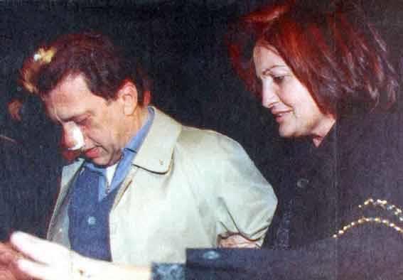 <p><b>Mesut Ylmaz</b></p>   ANAP Genel Bakan Mesut Ylmaz da yumruklu saldrya urayanlardan. Ylmaz, 1998 ylnn Kasm aynda Budapete'de kald otelin lobisinde yumruklu saldrya uramt. Ylmaz'n burnu krlmt. Saldrgan daha sonra Trkiye'ye gelerek teslim olmutu.