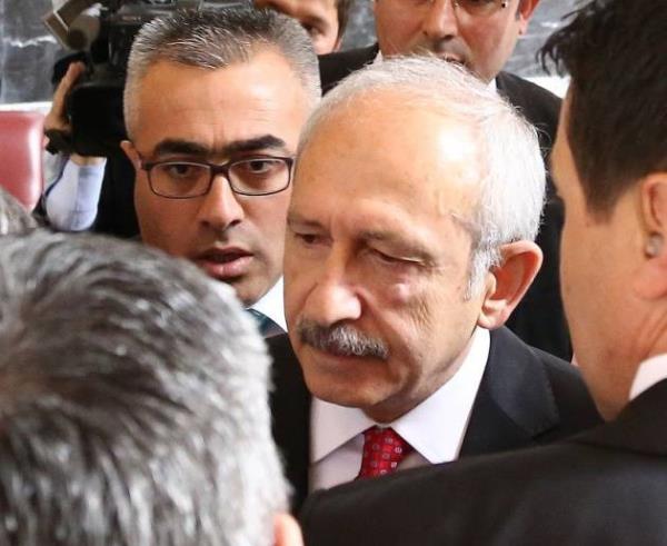 CHP Genel Bakan Kemal Kldarolu'na Meclis'te yumruklu saldrda bulunuldu. Kldarolu 4 yumruk darbesi ve saldr srasnda gzl krld.