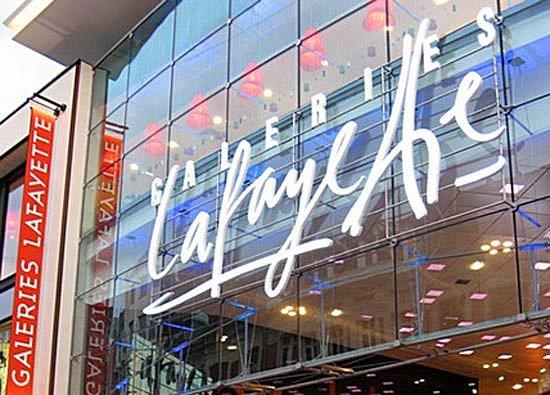 Fransa'nn bakenti Paris'in simgelerinden biri olan Lafayette alveri merkezinin logosunda kentin daha da nl simgesini grmek mmkn.