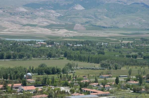 <p><b><span style="color:red">Sivas'n Ula ilesi</span></b></p>  Sivas'n Ula ilesinde seimlerin iptal edilmesi ve 1 Haziran'da yeniden yaplmas kararlatrld. AK Parti Ula le Bakanl, belediye bakanl seimini 34 oy farkla kazanan CHP aday Hseyin Glkanat'n, nceki yllarda yargland bir davada ceza ald, bu cezadan dolay sabka kaydnn bulunduu ve seilme yeterliliine sahip olmad gerekesiyle le Seim Kurulu'na bavurdu.